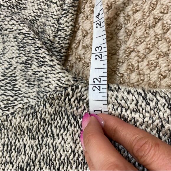 Quinn Brand Grey and White High Low long Sleeved‎ Zipper Accent Sweater Large - Picture 12 of 12